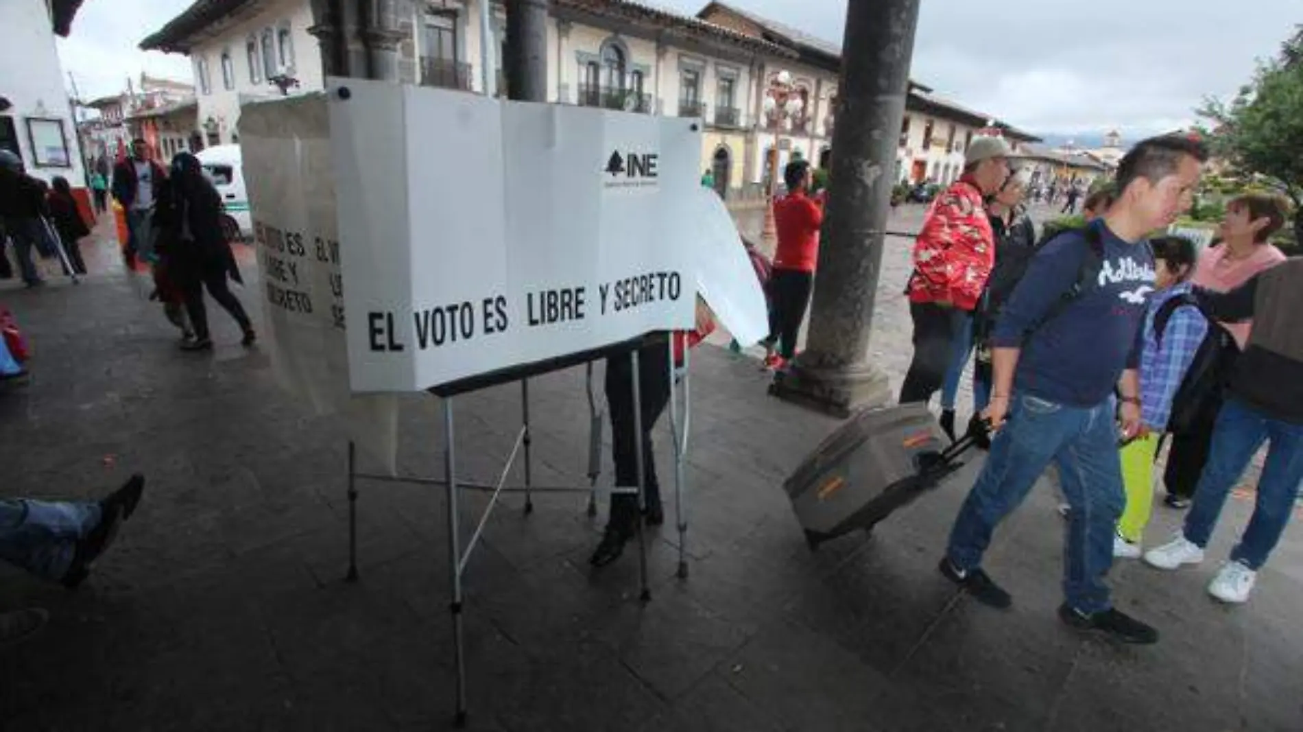 IVAN VENEGAS - MUY POCA AFLUENCIA DE VOTANTES SE OBSERVA EN LA CASILLA ESPECIAL Y BASICAS UBICADAS EN EL ZOCALO DE ZACATLAN (2)